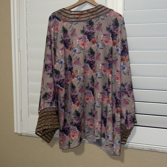 Lamperos Atelier Floral Kimono with Gold Details - Picture 4 of 4